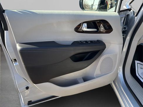Used 2024 Chrysler Pacifica Limited FWD image 24