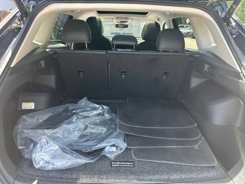 Used 2025 Volkswagen Tiguan SE AWD/4WD image 25