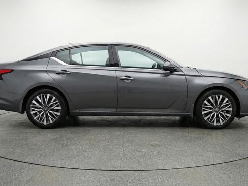 Used 2025 Nissan Altima 2.5 SV image 11