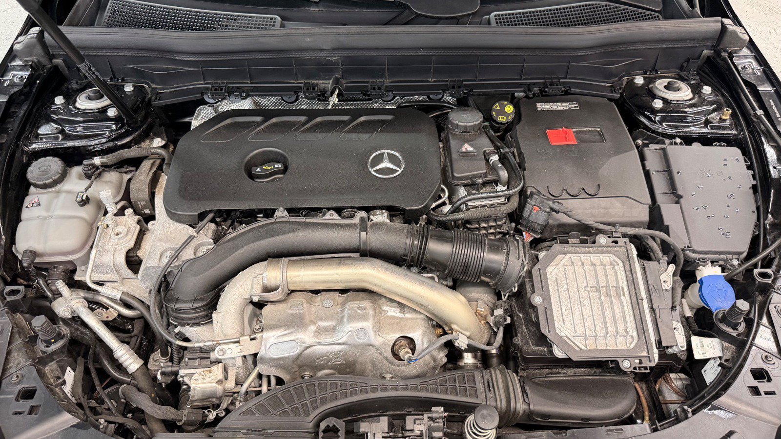 Used 2024 Mercedes-Benz GLB 250 4MATIC w/ Driver Assistance Package image 10