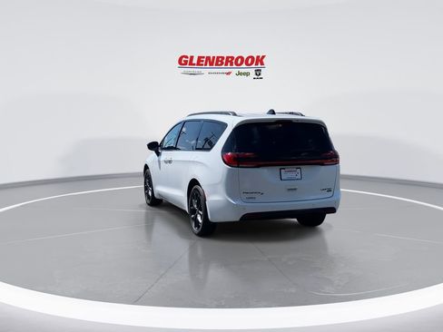 Used 2024 Chrysler Pacifica Limited w/ S Appearance Package image 8