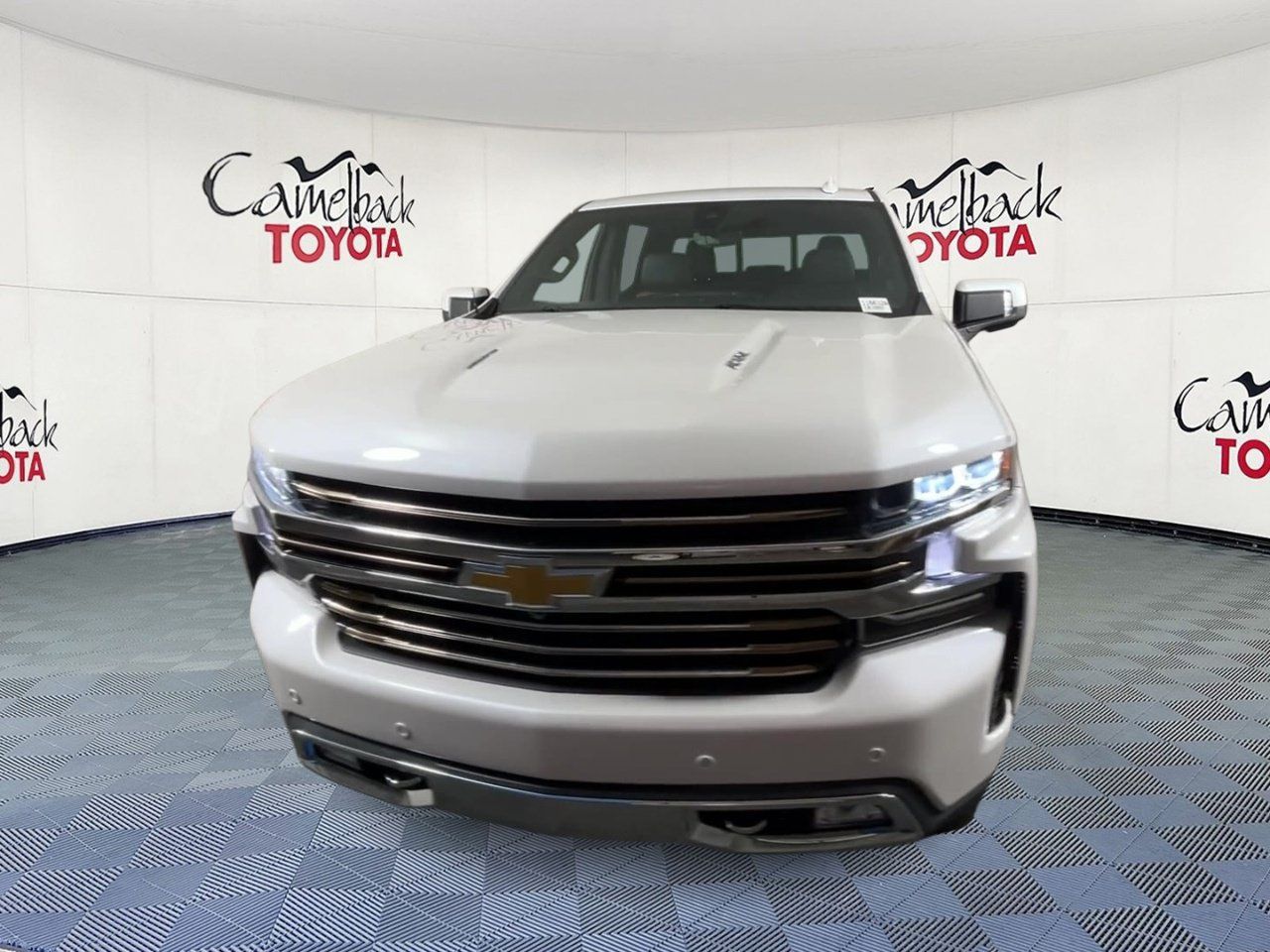 Used 2019 Chevrolet Silverado 1500 High Country w/ Technology Package AWD/4WD image 6
