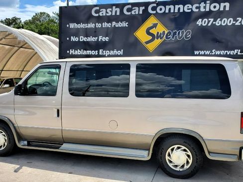 Used 2002 Ford E-150 and Econoline 150 Wagon RWD image 8