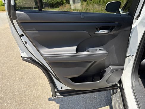 Used 2022 Toyota Highlander XLE FWD image 22