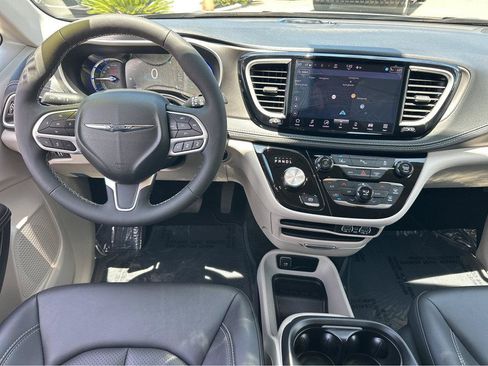 Used 2024 Chrysler Pacifica Limited FWD image 20