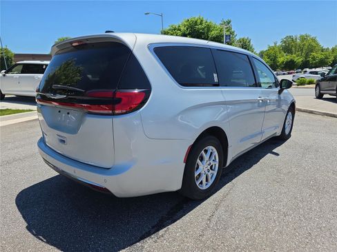 Used 2023 Chrysler Pacifica Touring-L FWD image 4
