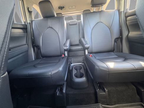 Used 2025 Toyota Highlander XLE image 2