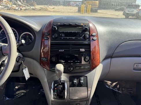 Used 2005 Toyota Sienna XLE image 2