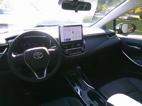 Used 2025 Toyota Corolla XLE image 31