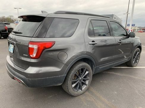 Used 2017 Ford Explorer XLT w/ Equipment Group 202A image 6