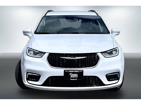 Used 2022 Chrysler Pacifica Touring-L w/ Uconnect Theater Family Group AWD/4WD image 2