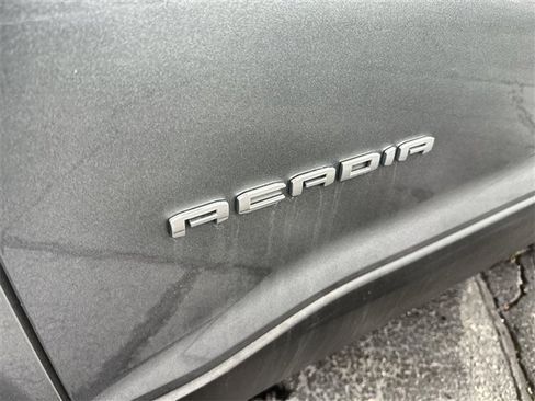 Certified 2021 GMC Acadia SLT w/ Preferred Package image 32