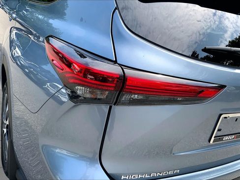 Used 2021 Toyota Highlander XLE AWD/4WD image 28