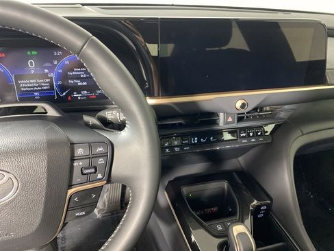 Used 2025 Toyota Crown Platinum AWD/4WD image 16