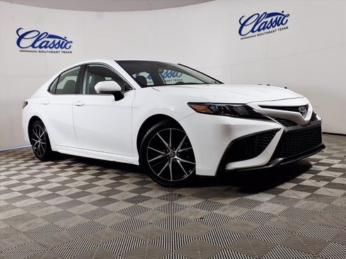 Used 2024 Toyota Camry SE image 1