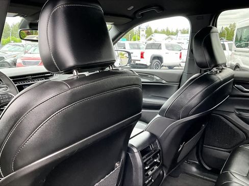 Used 2023 Jeep Grand Cherokee Altitude AWD/4WD image 12