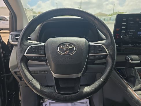 Used 2024 Toyota Sienna XLE FWD image 26