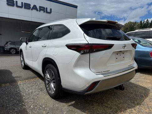 Used 2024 Toyota Highlander Platinum AWD/4WD image 2