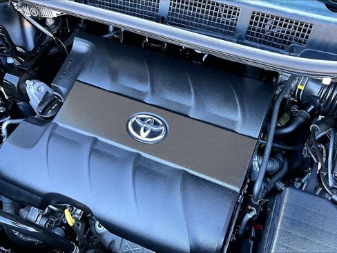 Used 2014 Toyota Sienna XLE image 32