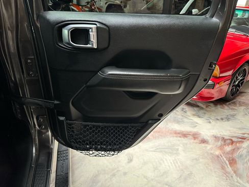 Used 2018 Jeep Wrangler Unlimited Sahara AWD/4WD image 31