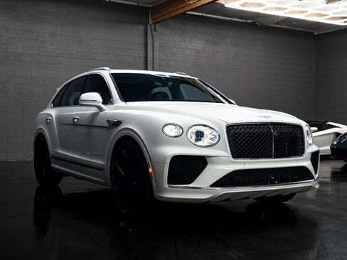 Used 2024 Bentley Bentayga AWD/4WD image 3