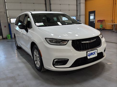 Used 2024 Chrysler Pacifica Touring-L image 5