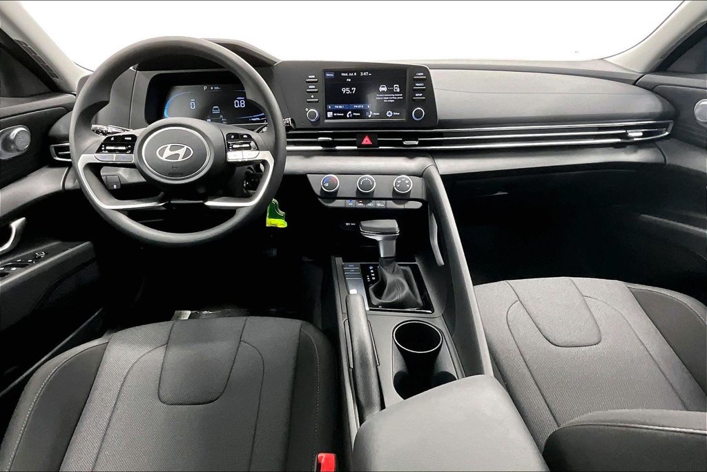 Used 2026 Hyundai Elantra SE FWD image 6