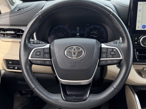 Used 2023 Toyota Highlander Limited image 11