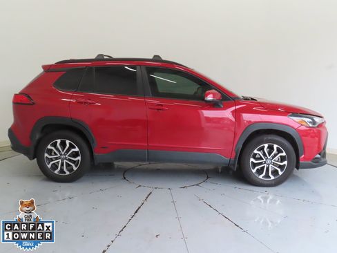 Used 2024 Toyota Corolla Cross SE image 2