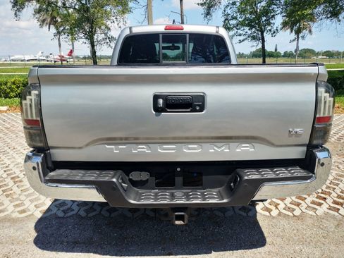 Used 2017 Toyota Tacoma TRD Sport image 6