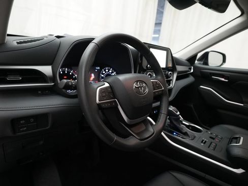 Used 2025 Toyota Highlander XLE AWD/4WD image 8