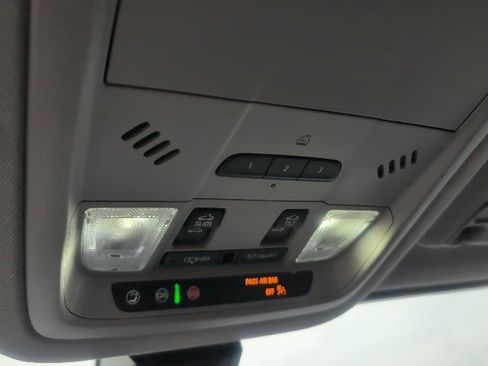 Used 2022 GMC Acadia SLT w/ Elevation Edition image 19