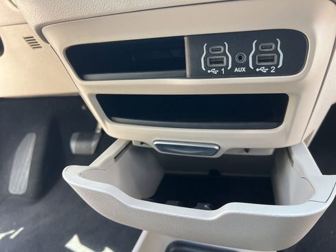 Used 2023 Chrysler Pacifica Touring-L FWD image 47