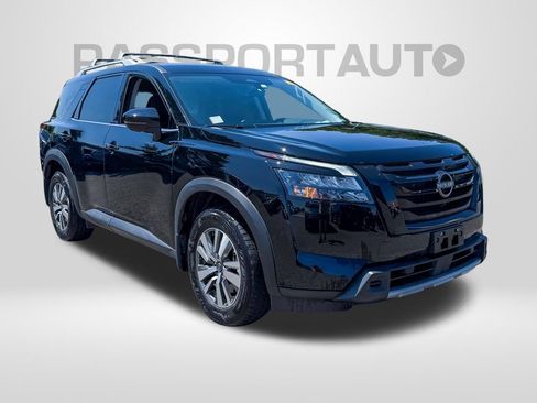 Used 2025 Nissan Pathfinder SL w/ Black Appearance Package AWD/4WD image 2