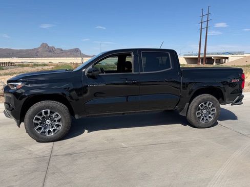Used 2025 Chevrolet Colorado Z71 w/ Technology Package AWD/4WD image 5