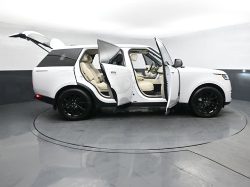 Used 2023 Land Rover Range Rover Long Wheelbase SE image 27