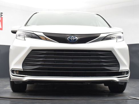 Used 2022 Toyota Sienna XLE image 33