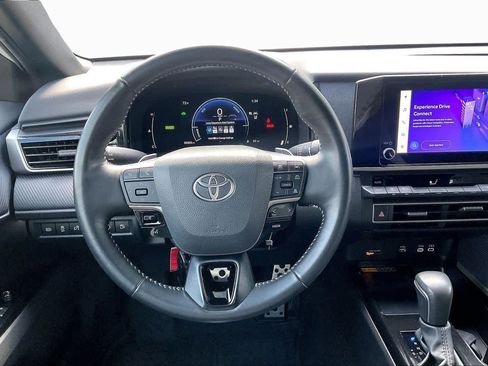 Used 2025 Toyota Camry SE image 5