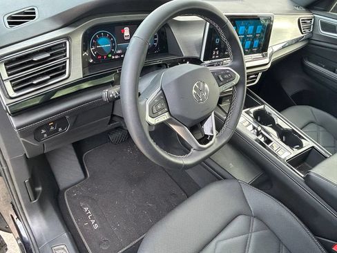 Certified 2024 Volkswagen Atlas Cross Sport SE w/ Panoramic Sunroof Package FWD image 17