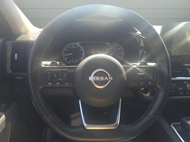 Used 2025 Nissan Pathfinder SL AWD/4WD image 16