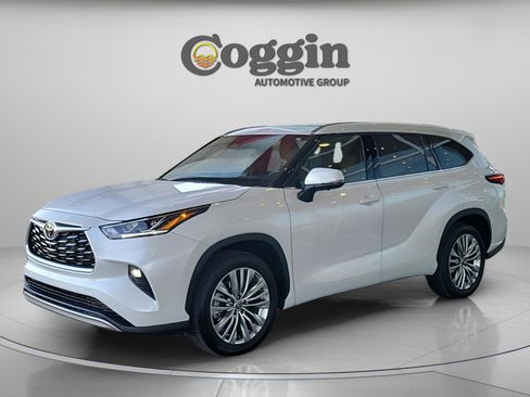 Used 2024 Toyota Highlander Platinum FWD image 1