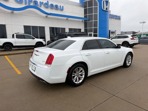 Used 2018 Chrysler 300 Touring w/ Driver Convenience Group image 2