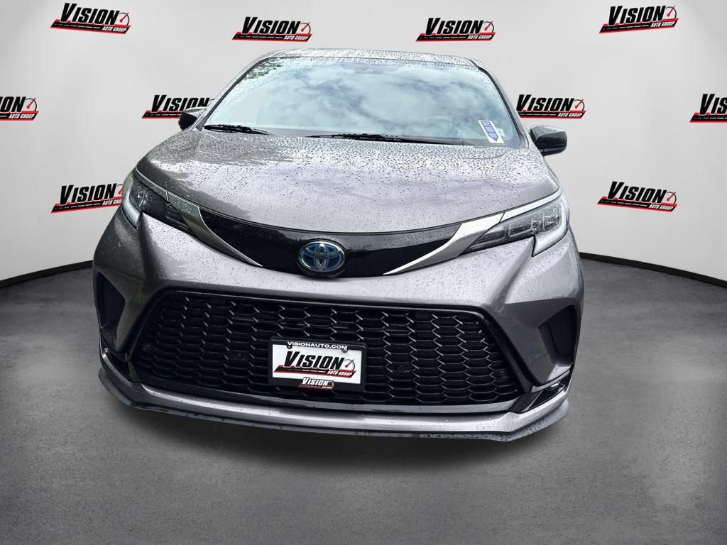 Used 2022 Toyota Sienna XSE w/ XSE Plus Package FWD image 2