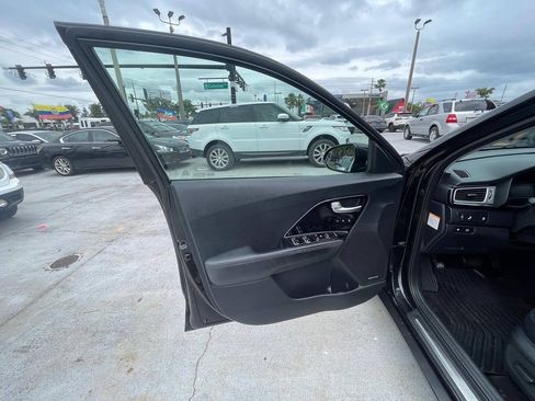 Used 2017 Kia Niro Touring FWD image 4