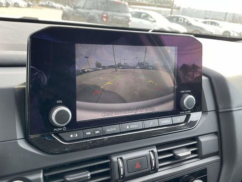 Used 2024 Nissan Pathfinder S image 27