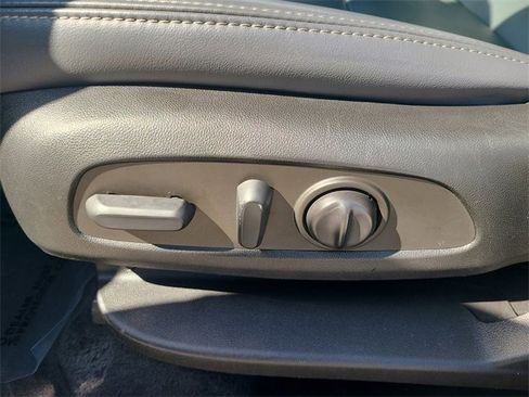 Used 2022 Buick Enclave Essence image 18