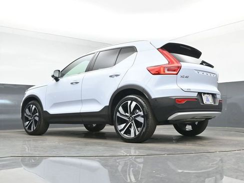 Used 2025 Volvo XC40 B5 Plus AWD/4WD image 40