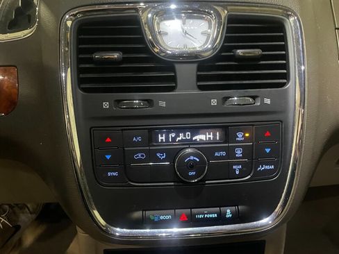 Used 2015 Chrysler Town & Country Touring-L image 17