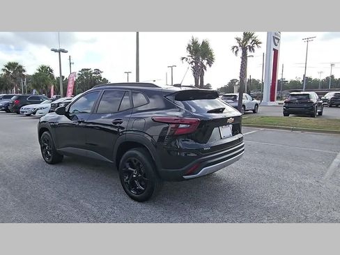 Used 2025 Chevrolet Trax LT w/ Driver Confidence Package FWD image 29