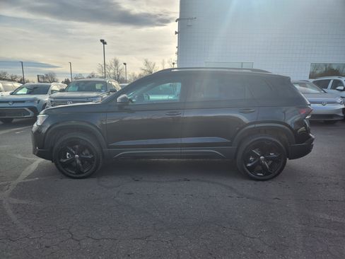 Certified 2025 Volkswagen Taos SE image 4